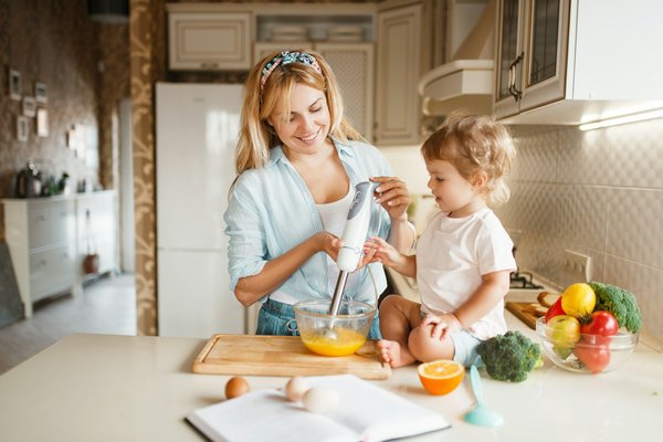 How to choose an immersion blender that minimizes splatter and provides consistent results?